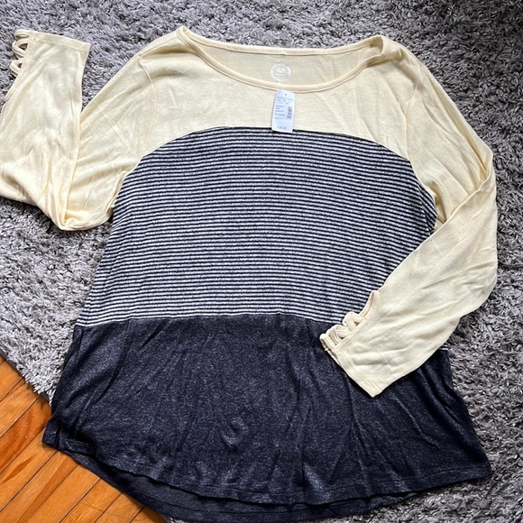 Maurice’s Color Block Top - Picture 1 of 6